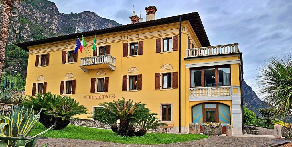 Das Gebäude der Comune die Limone sul Garda im herrlichen Garten der Villa.