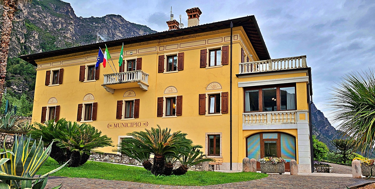 Das Gebäude der Comune die Limone sul Garda im herrlichen Garten der Villa.