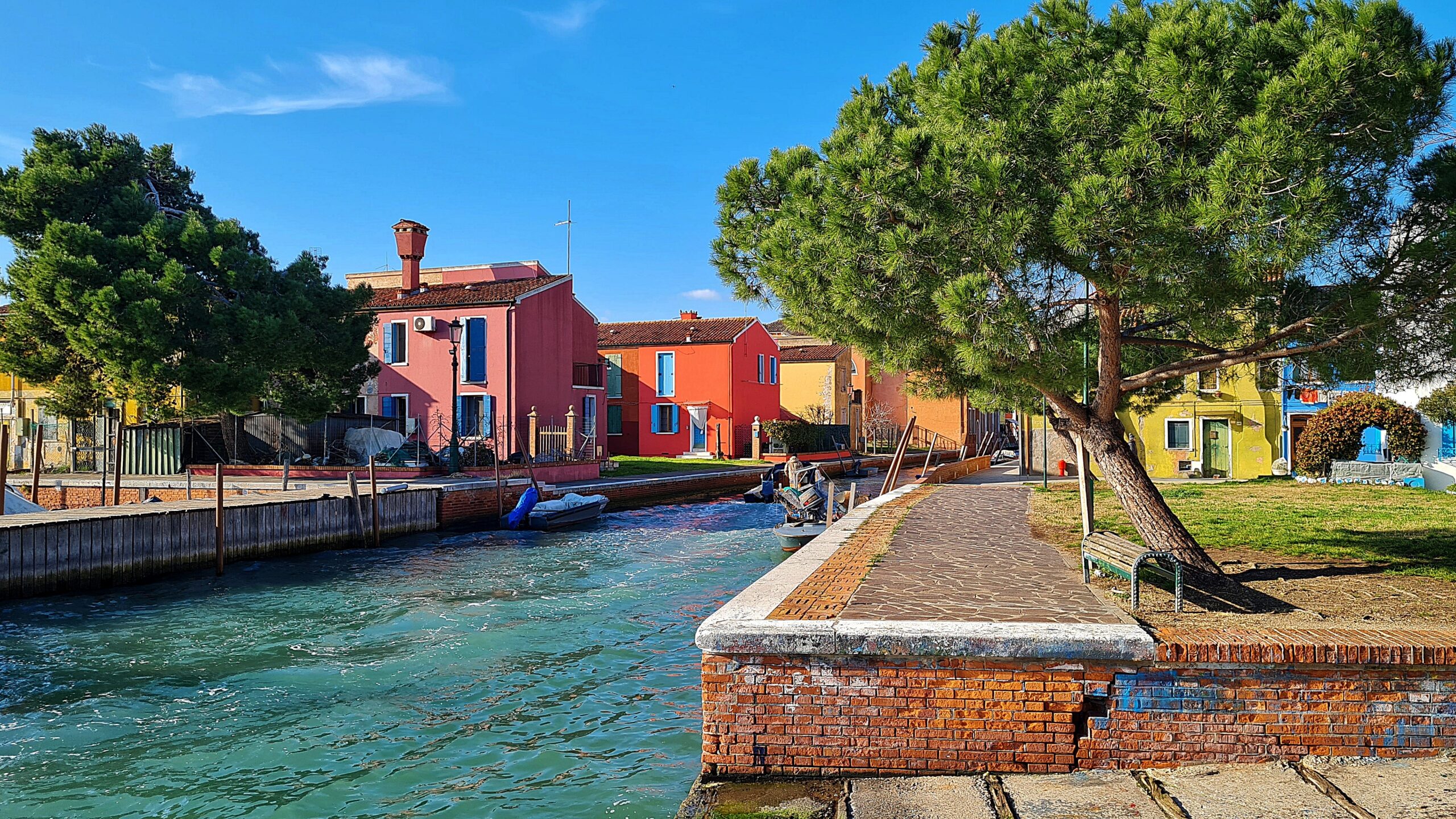 Stilles Lagunenleben auf der Insel Burano am Fischerhafen.