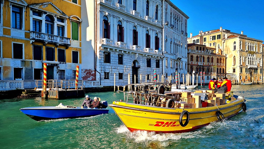 Transportboote auf dem Canal Grande in Venezia