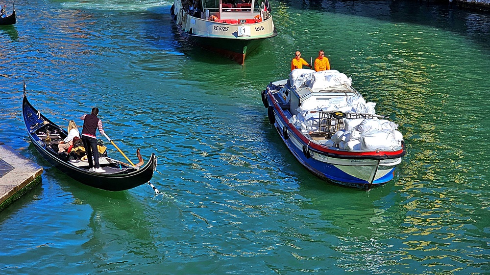 Zusammentreffen der Zeiten. Auf dem Canal Grande ist das Nebeneinander ganz selbstverständlich.